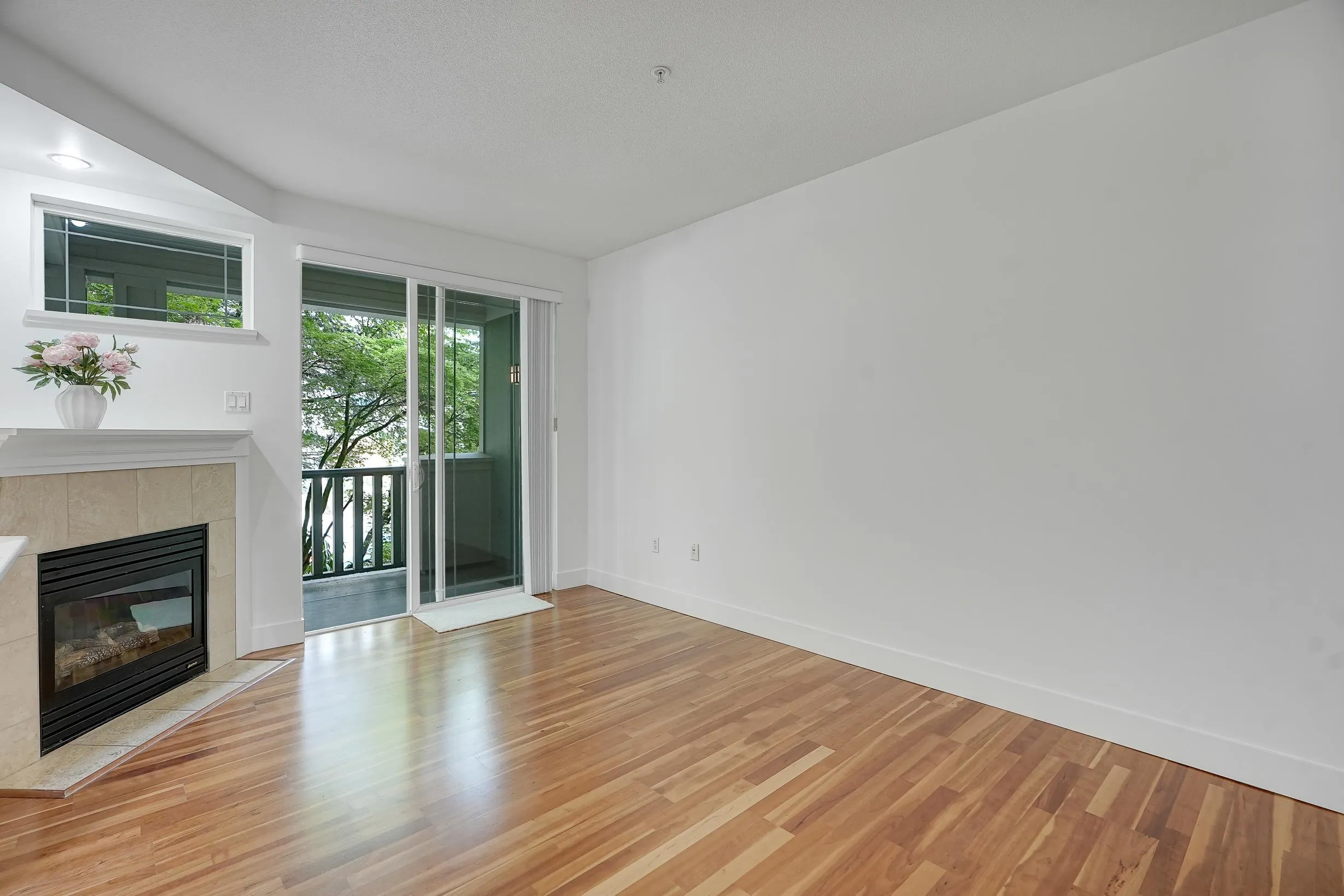 15350 16a Avenue #211