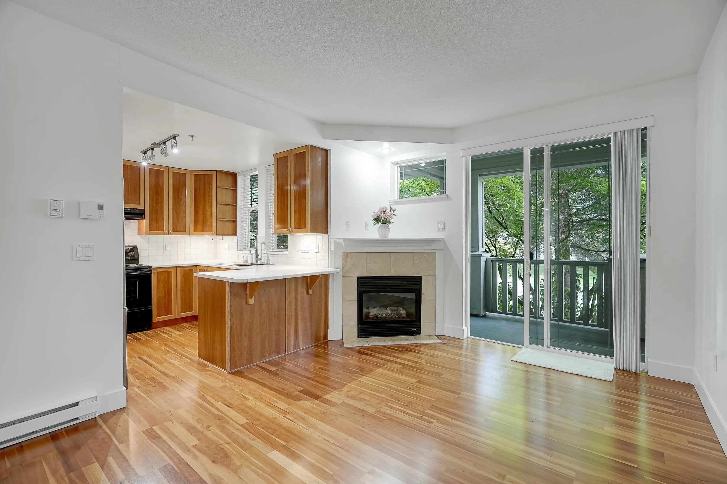 15350 16a Avenue #211