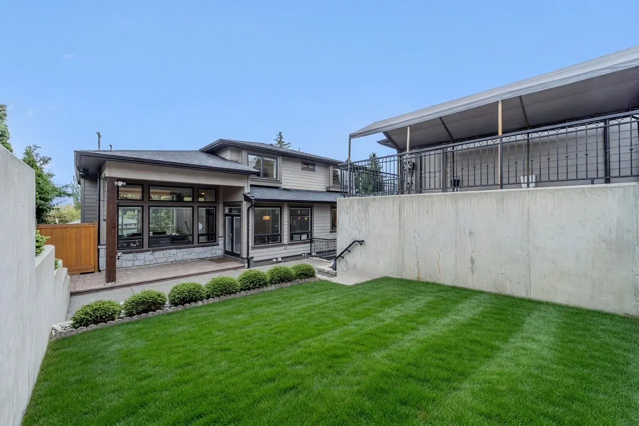 4294 Price Crescent