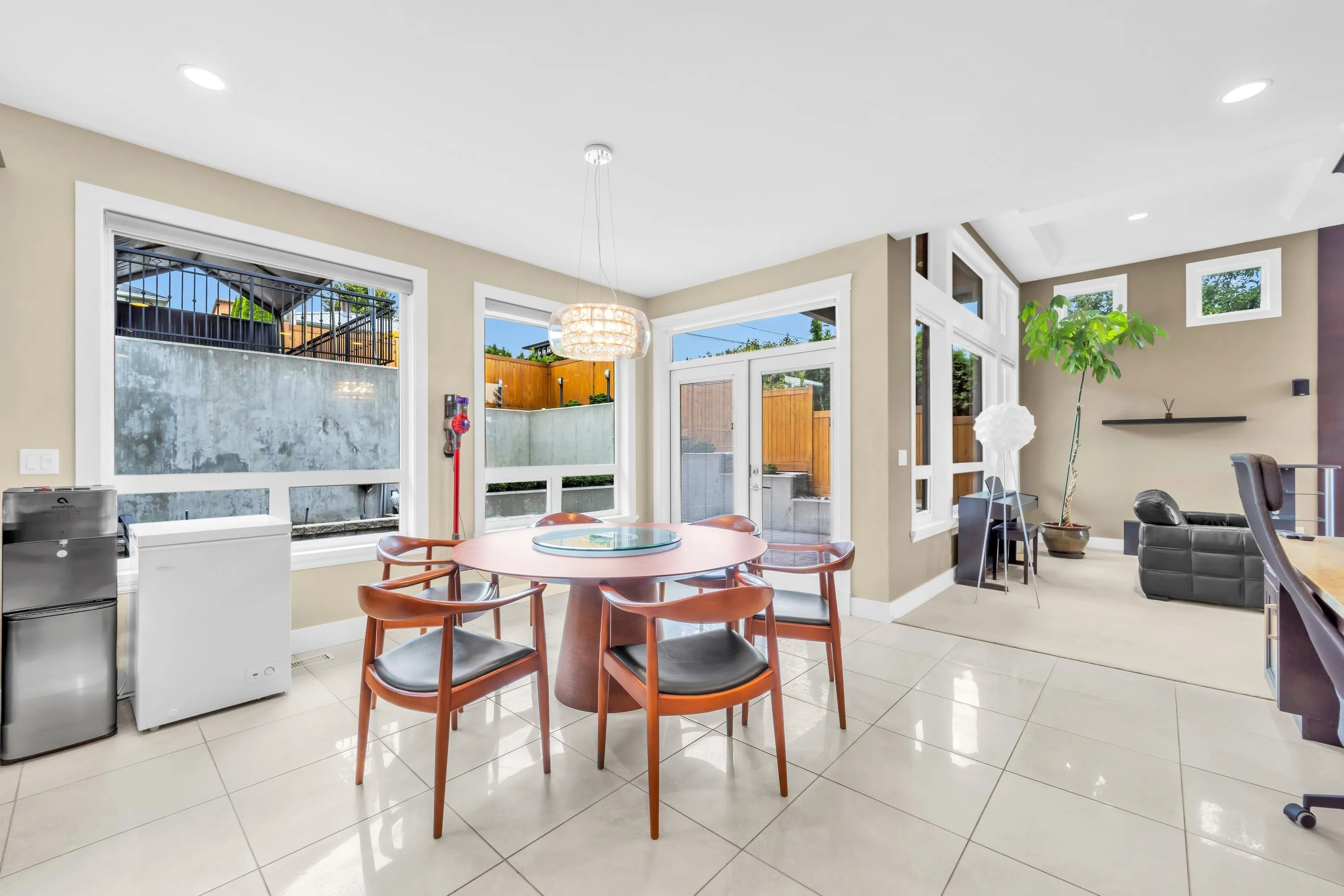4294 Price Crescent