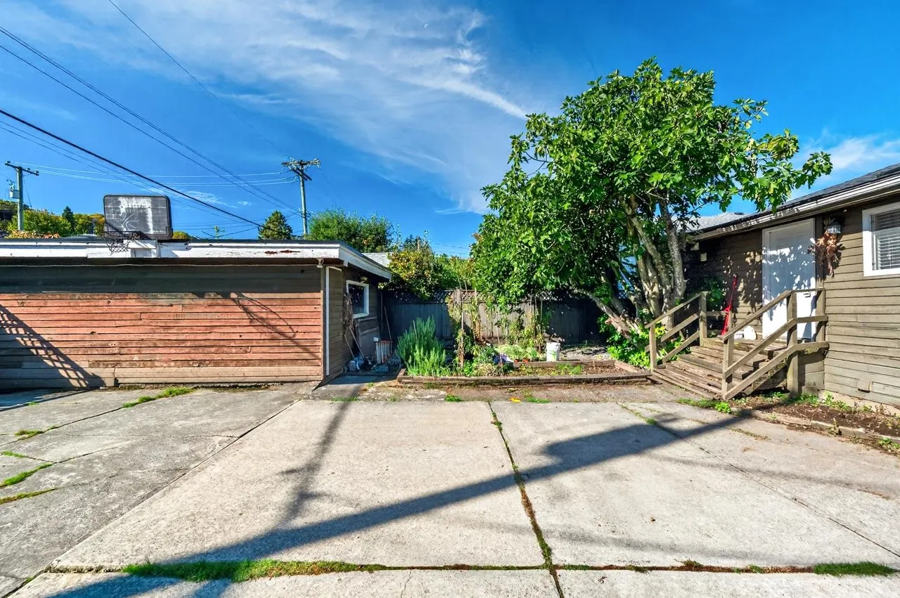 3232 W 16th Avenue