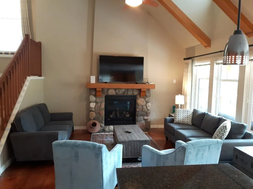 1856 Huckleberry Bend