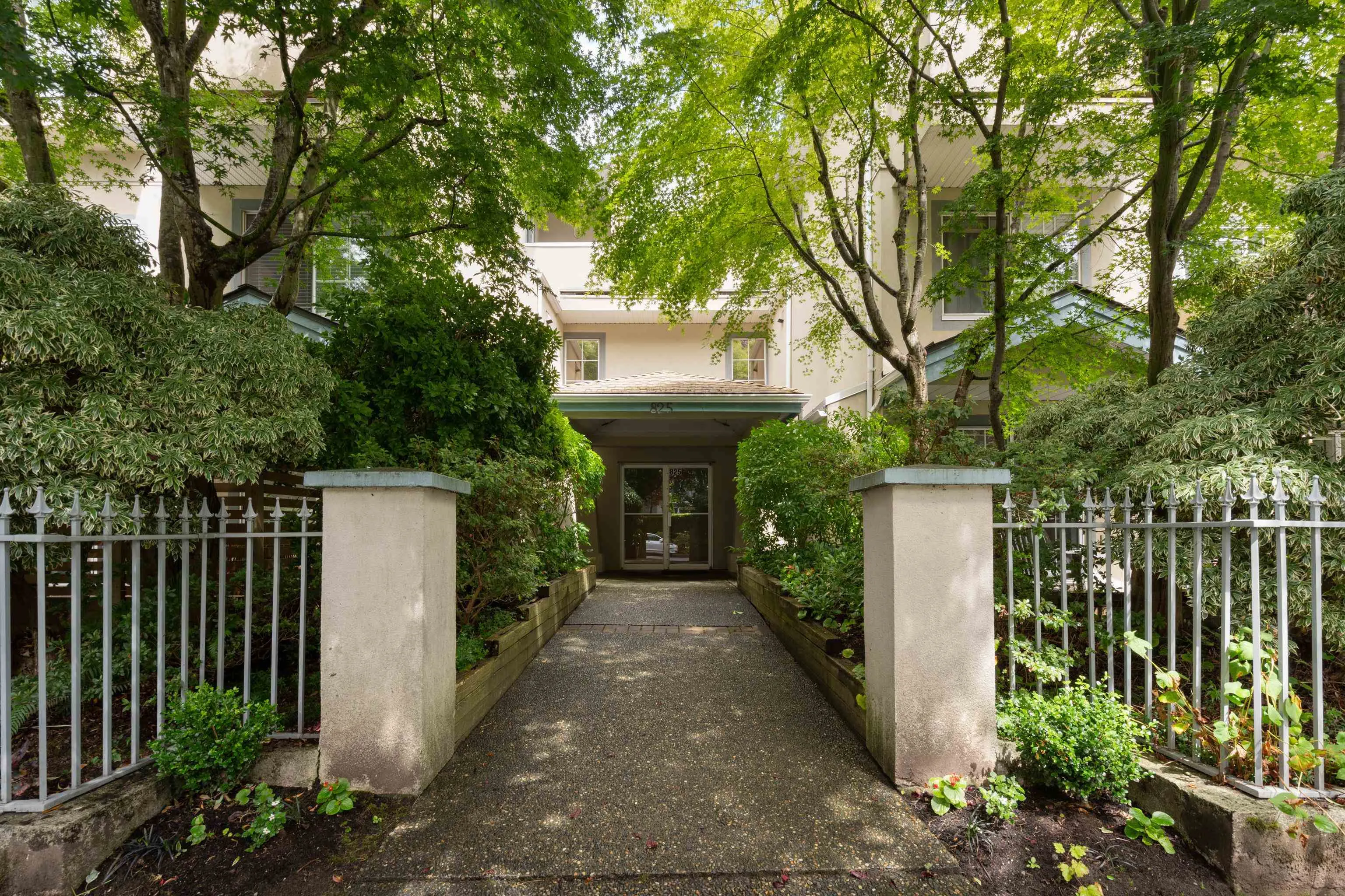 825 W 15th Avenue