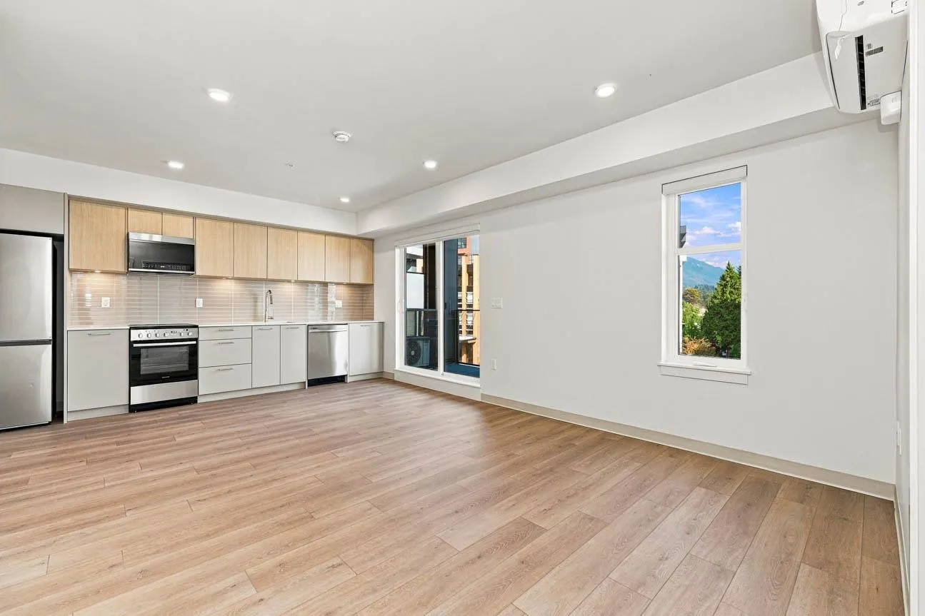 1529 Oxford #405