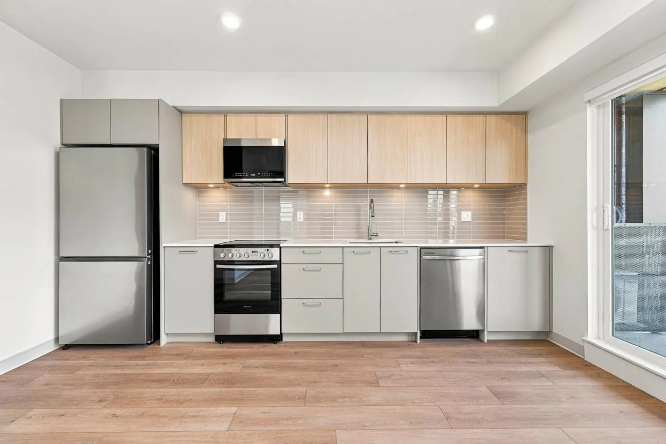 1529 Oxford #405