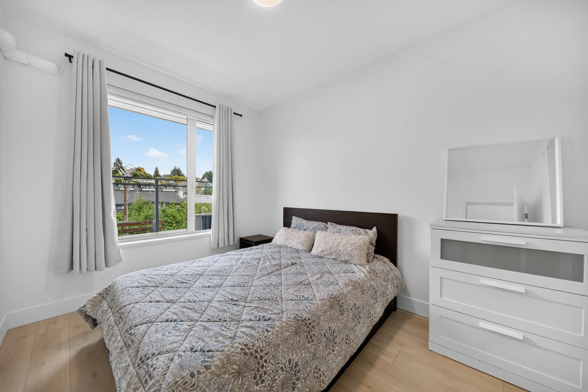 221 E 3rd #506