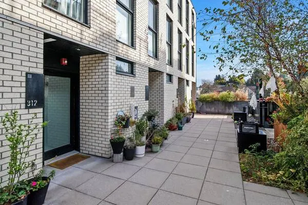 1647 E Pender Street #312