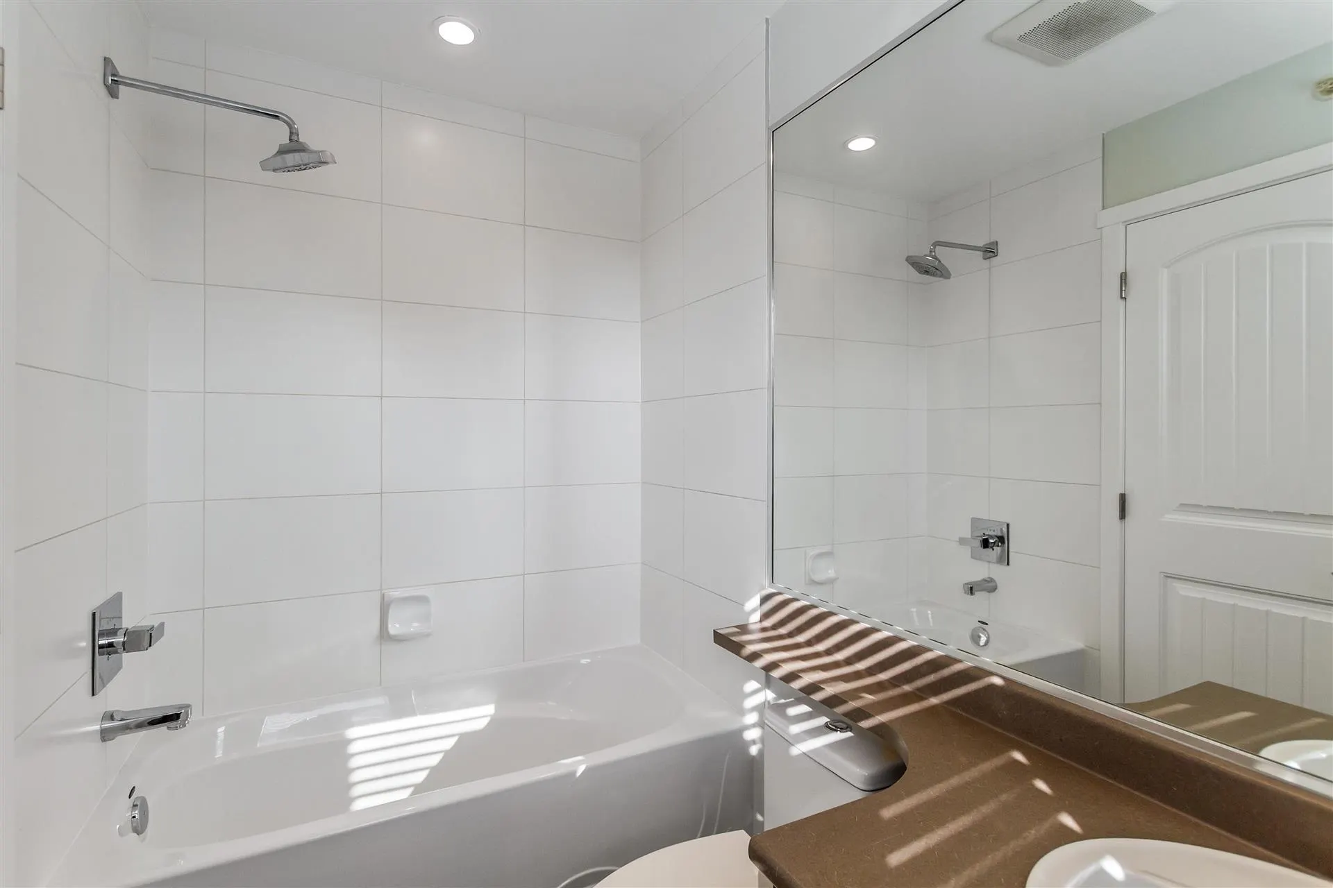22290 North Avenue #406