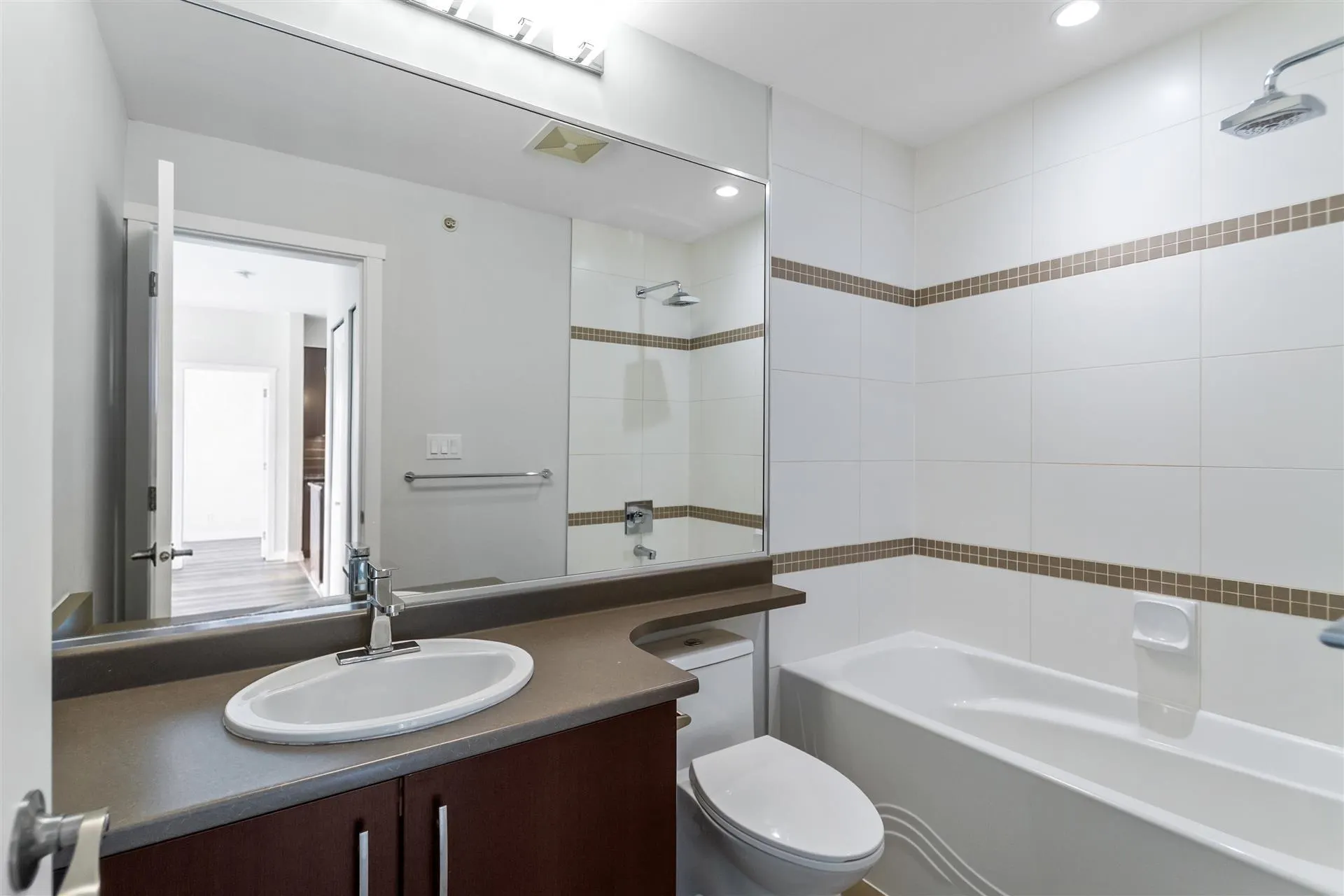 22290 North Avenue #406