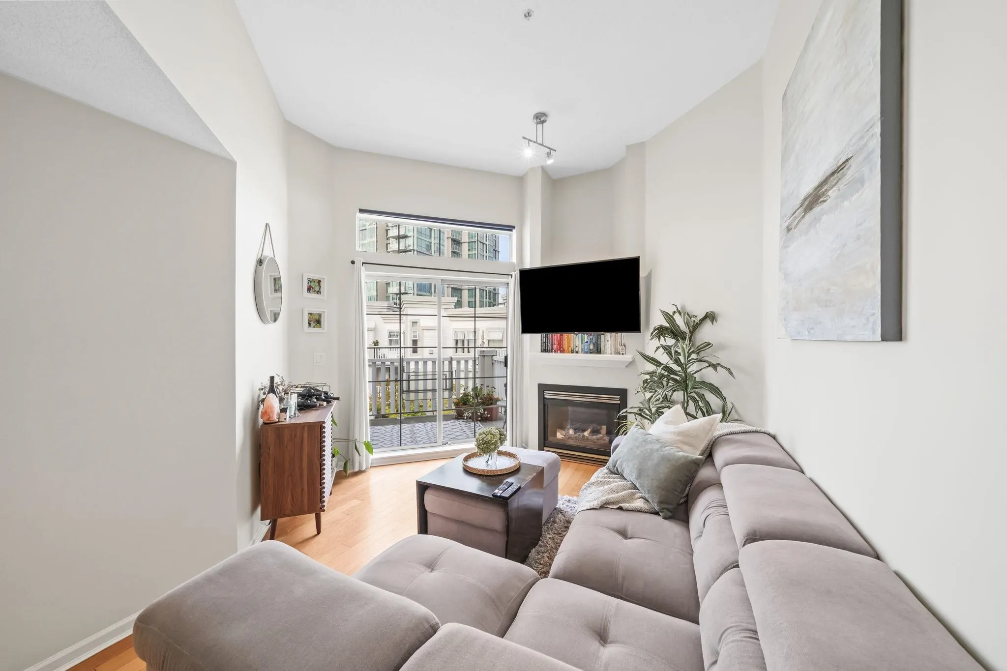 147 E 1st Street #413