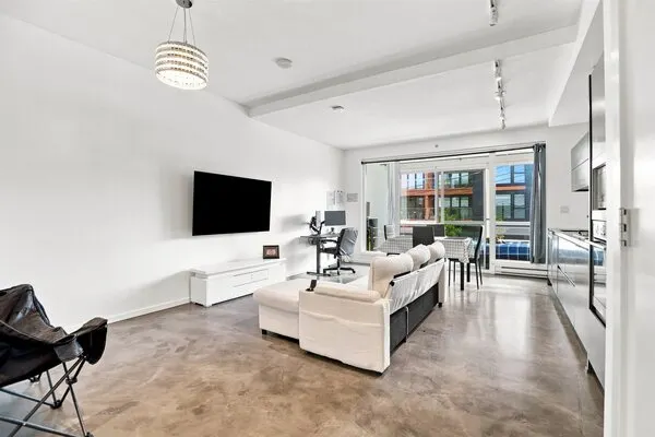 133 E 8th Avenue #209