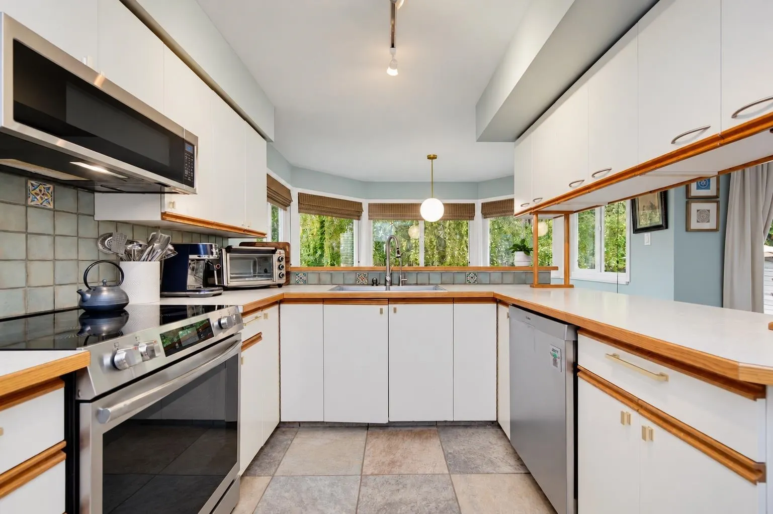 4695 London Crescent