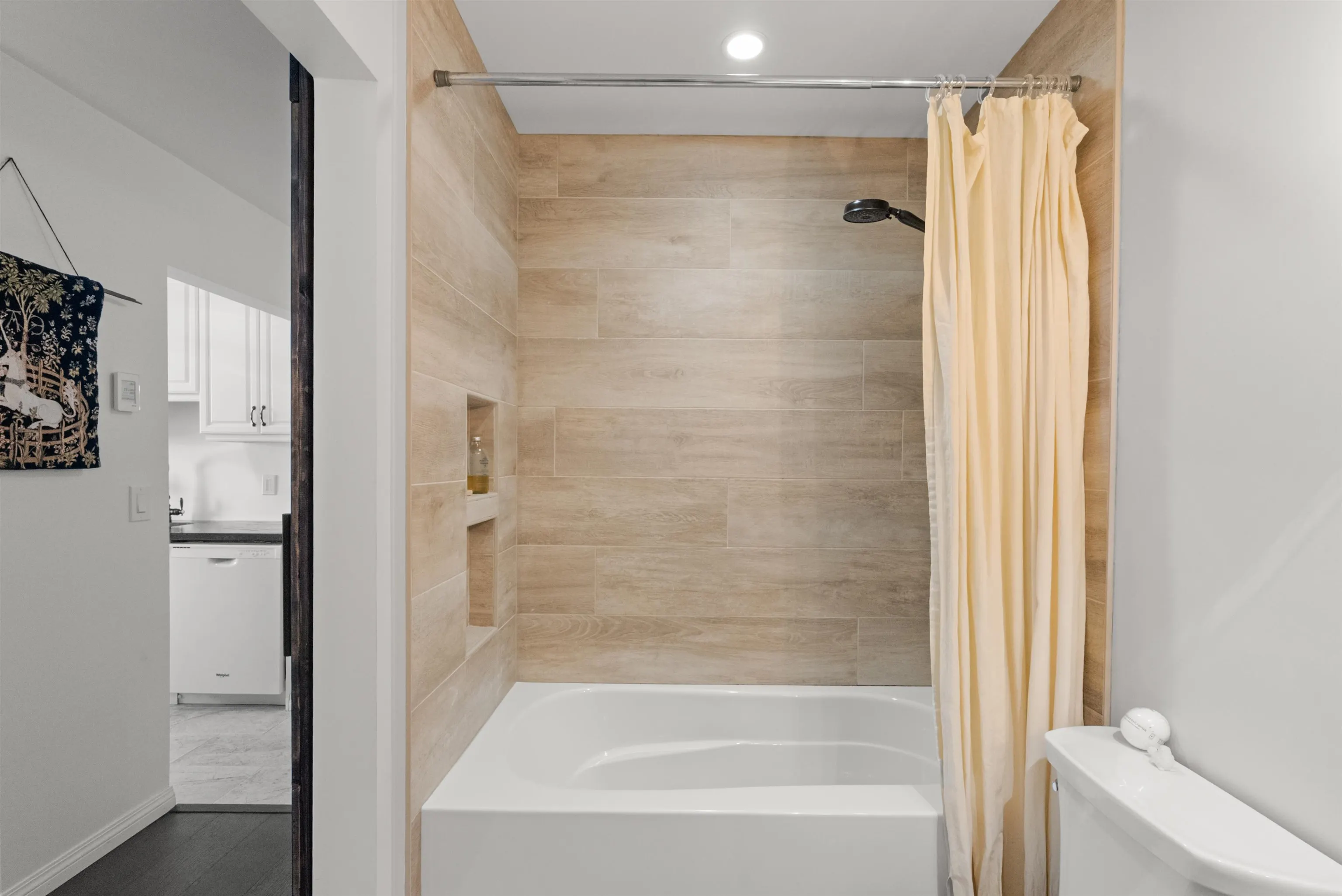 5553 16 Avenue #301