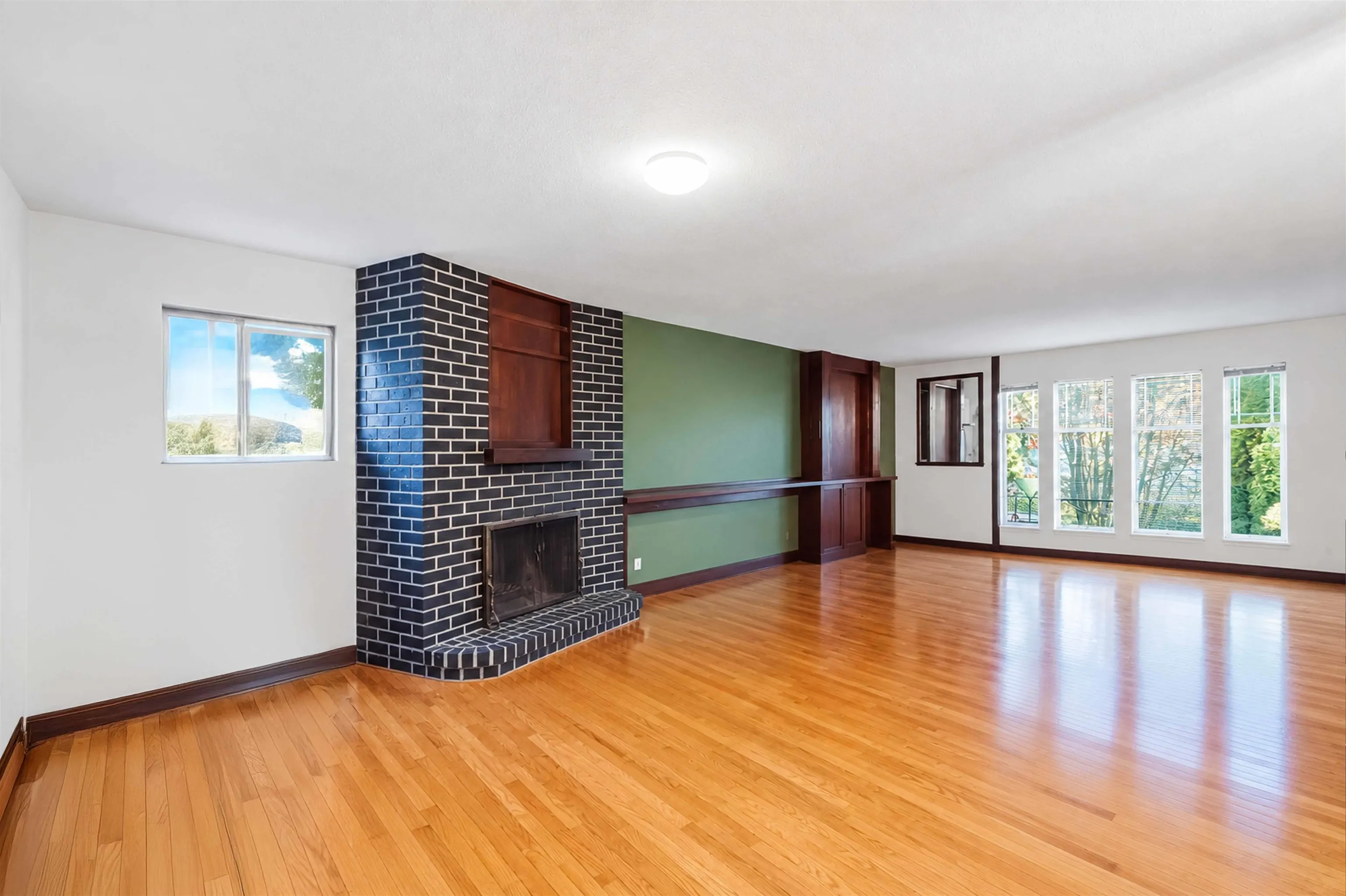 3743 Nanaimo Crescent