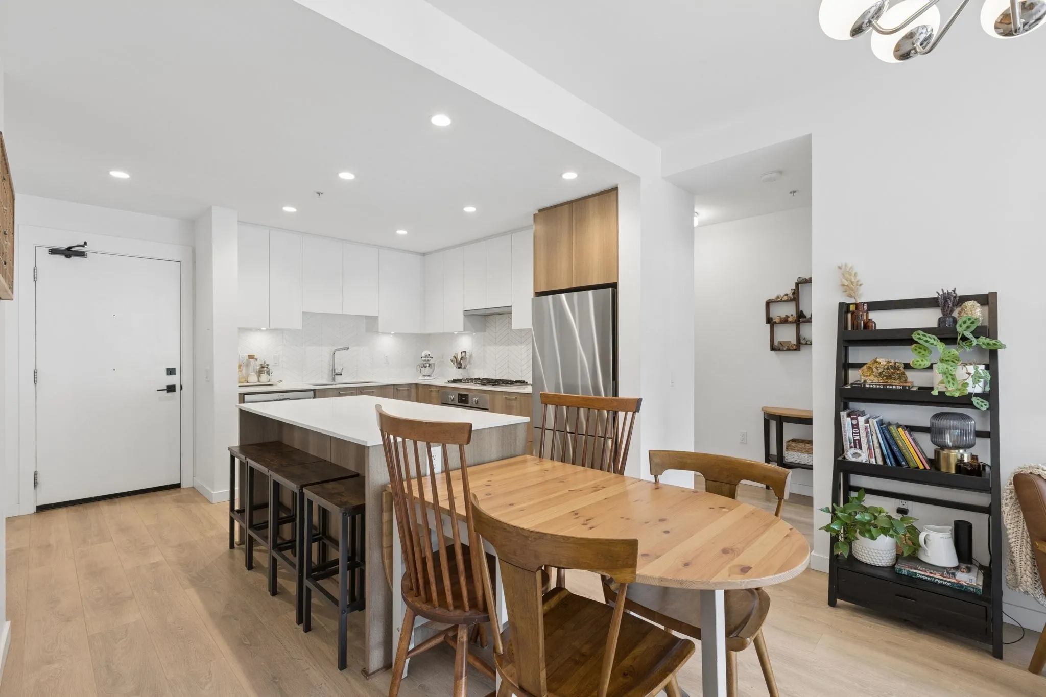 715 W 15th Street #209