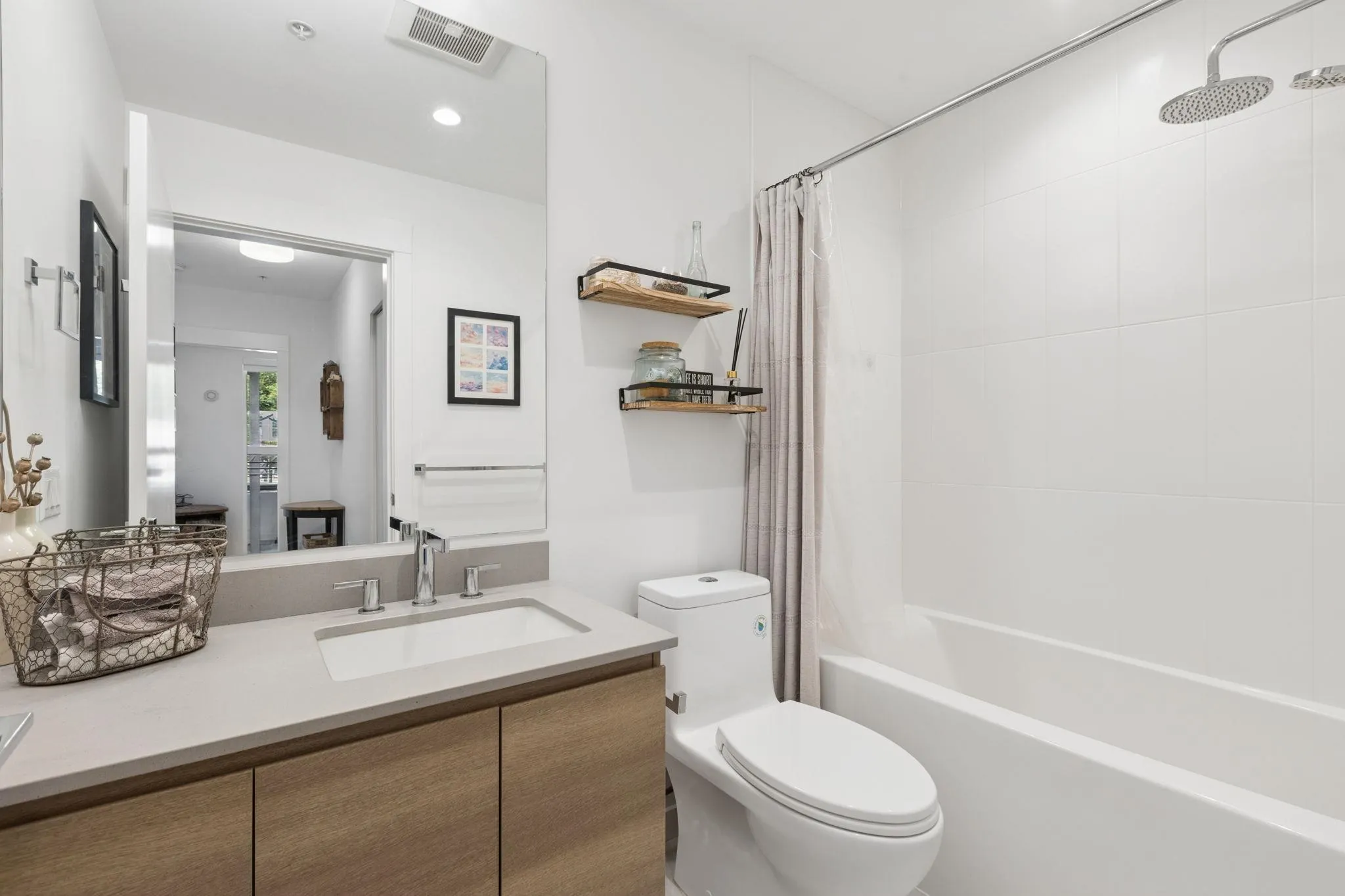 715 W 15th Street #209