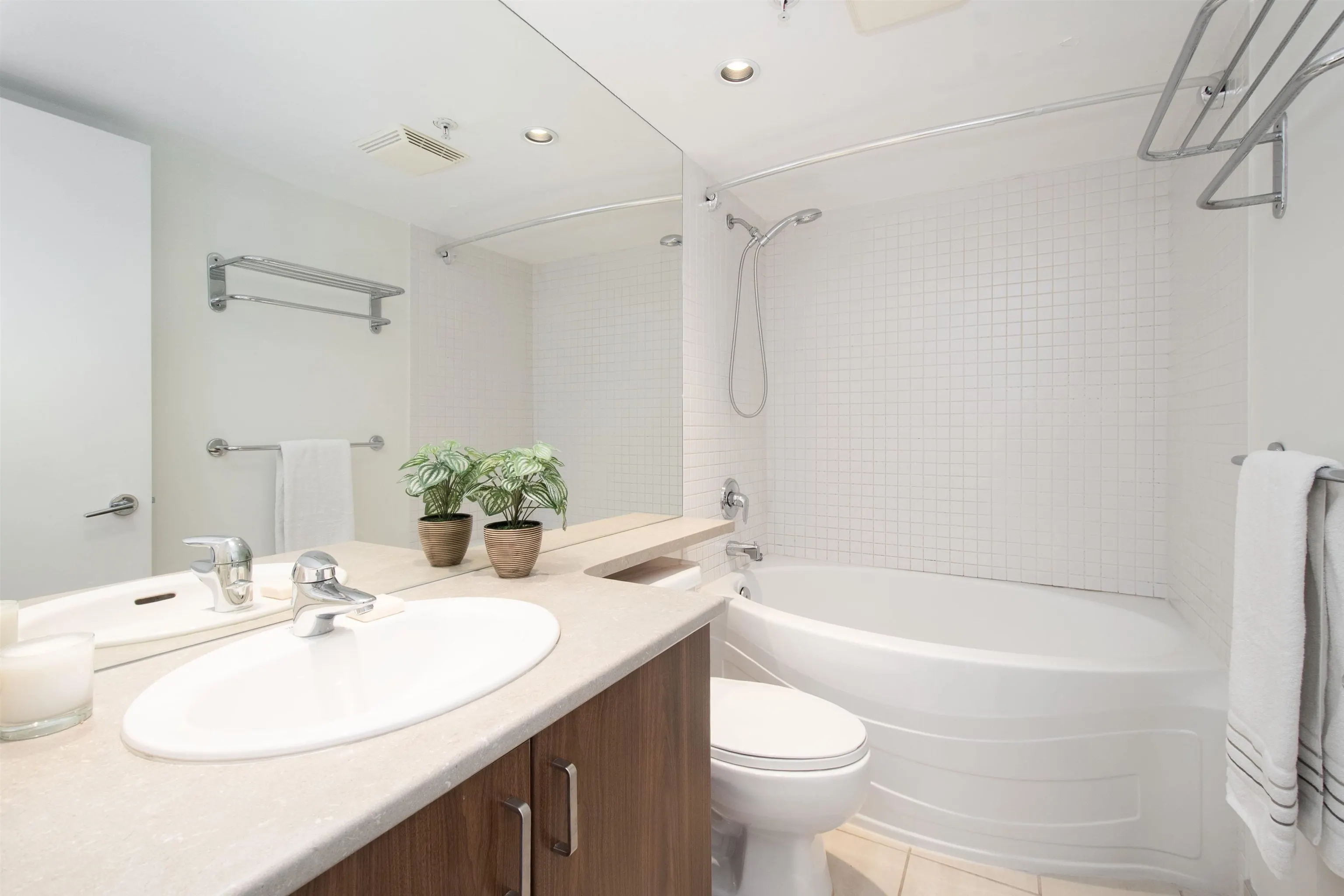 175 W 1st Street #712