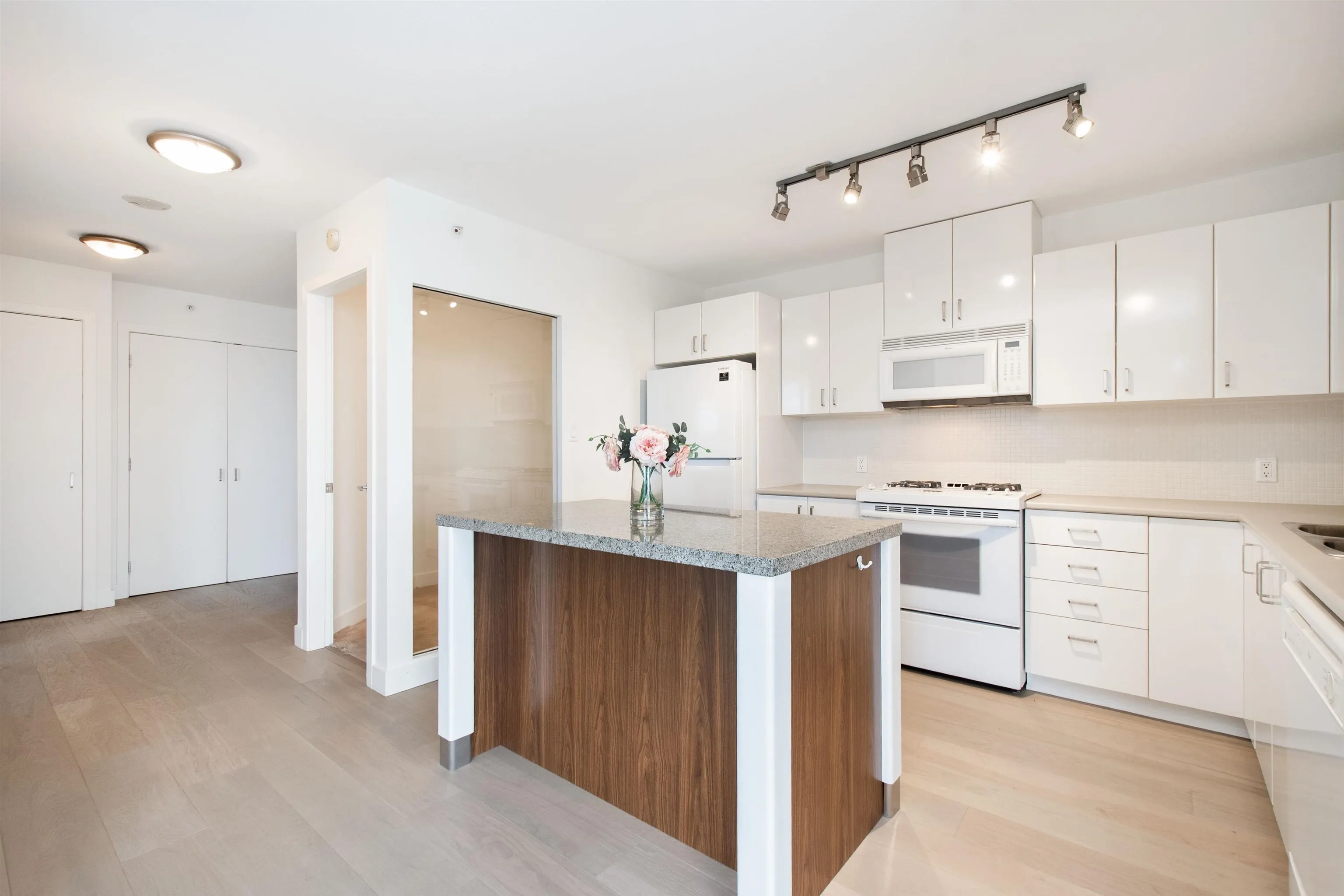 175 W 1st Street #712