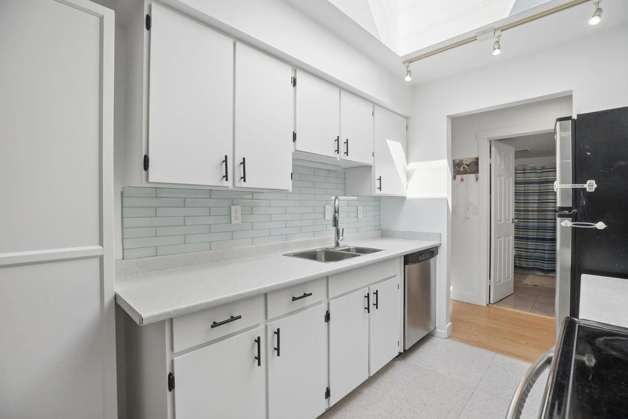 230 Mowat Street #303