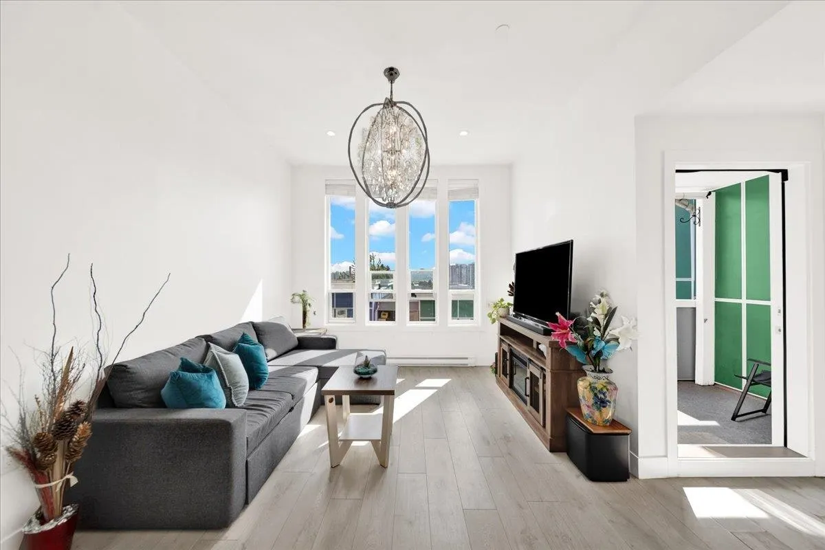 1209 Fourth Avenue #6