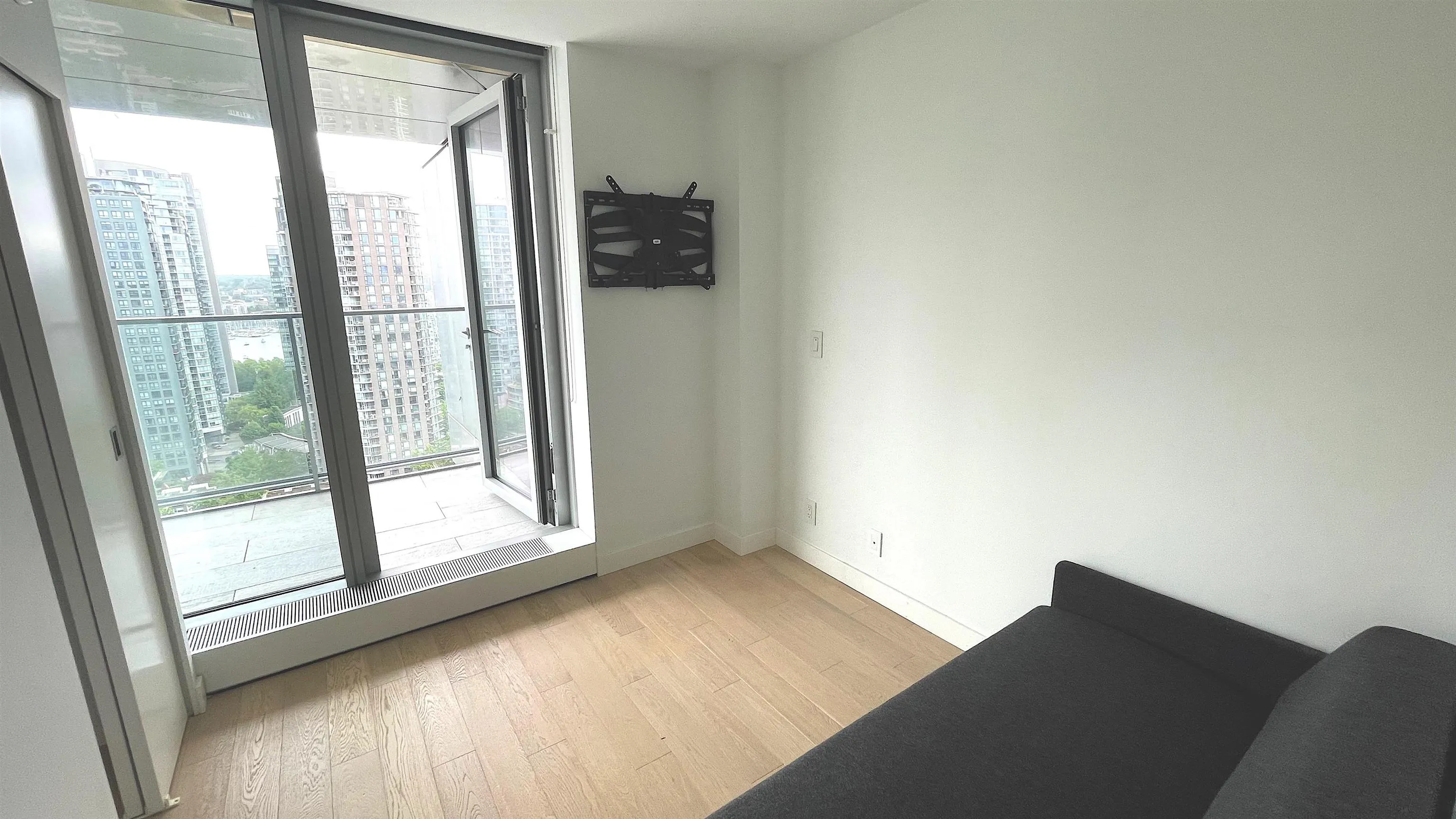 1480 Howe Street #2611