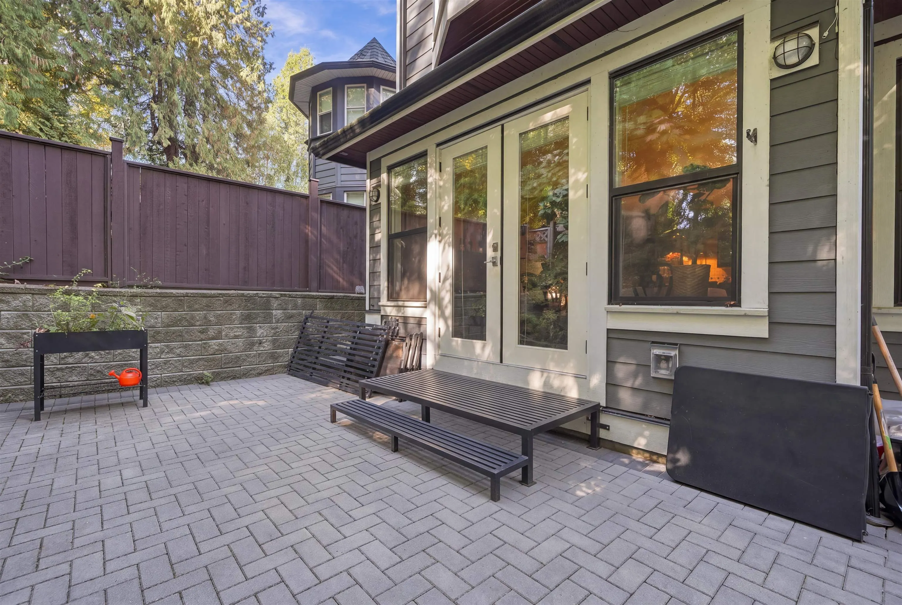 631 W 24th Close