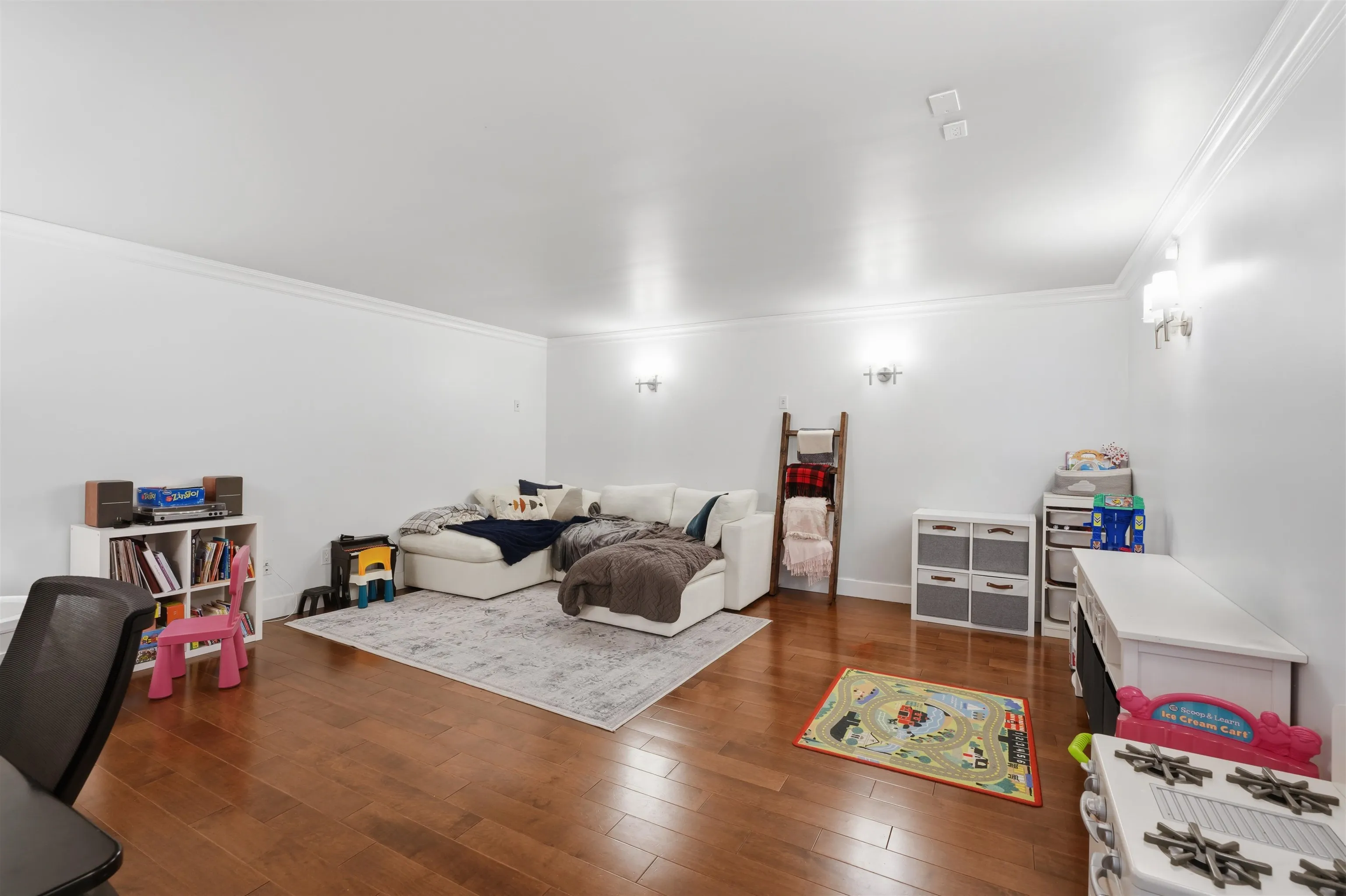 631 W 24th Close