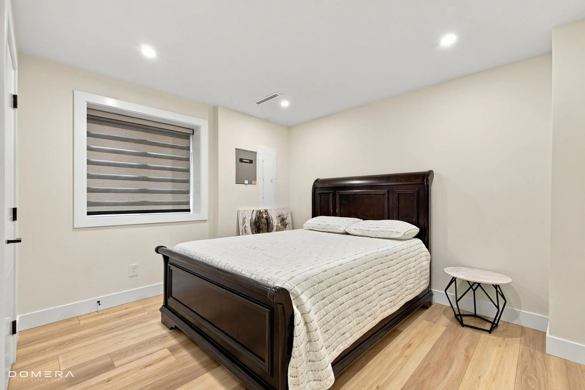 2118 Oakridge Crescent