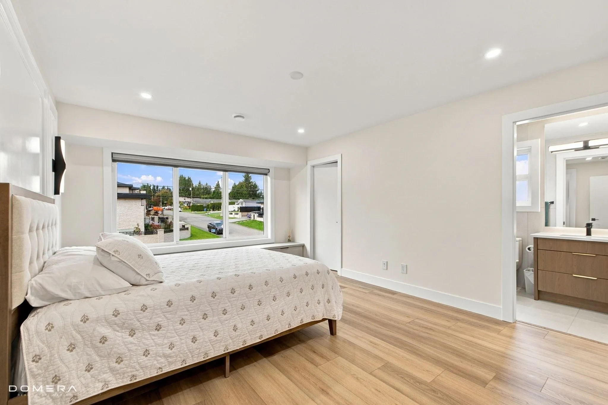 2118 Oakridge Crescent