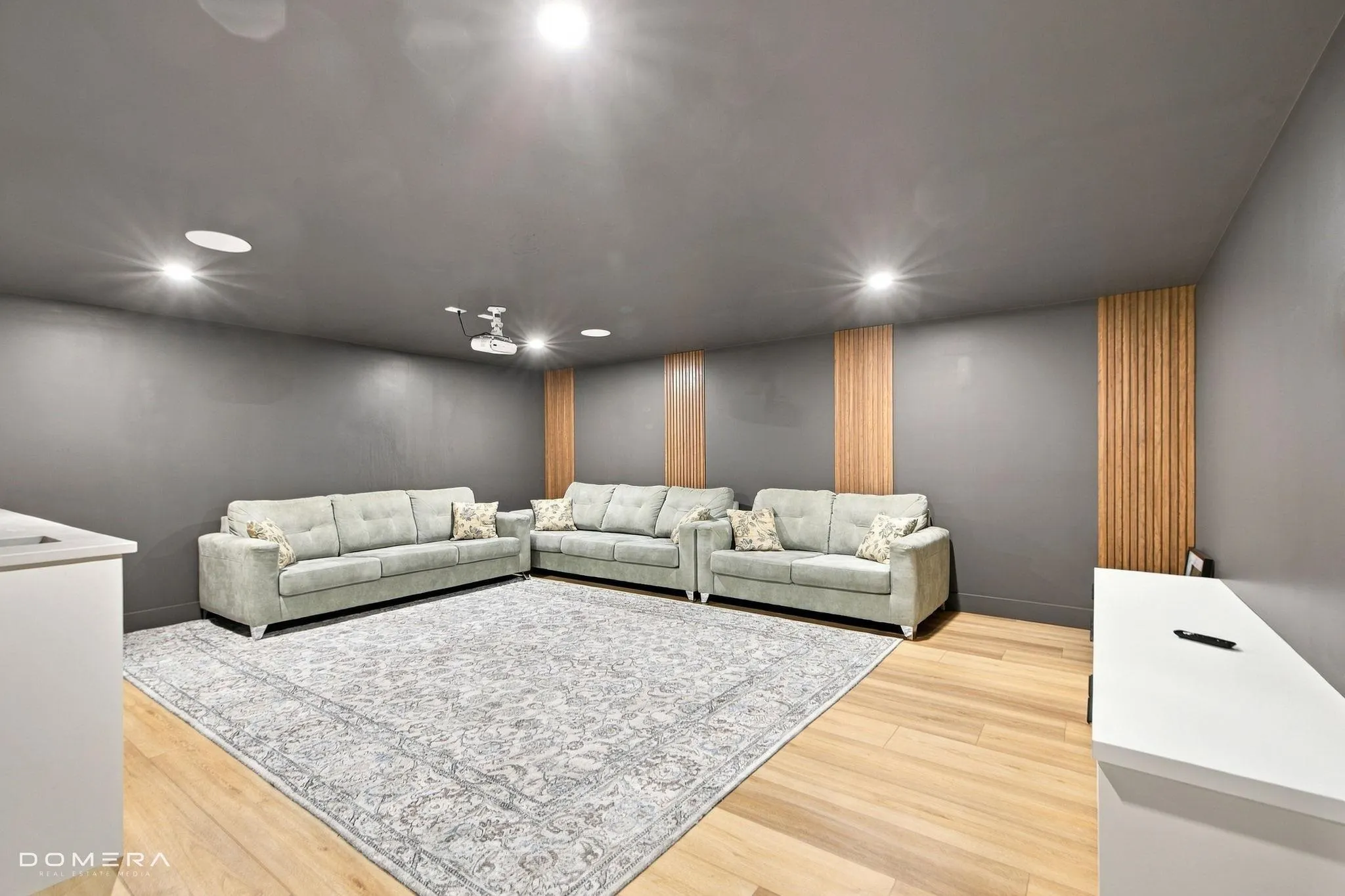 2118 Oakridge Crescent