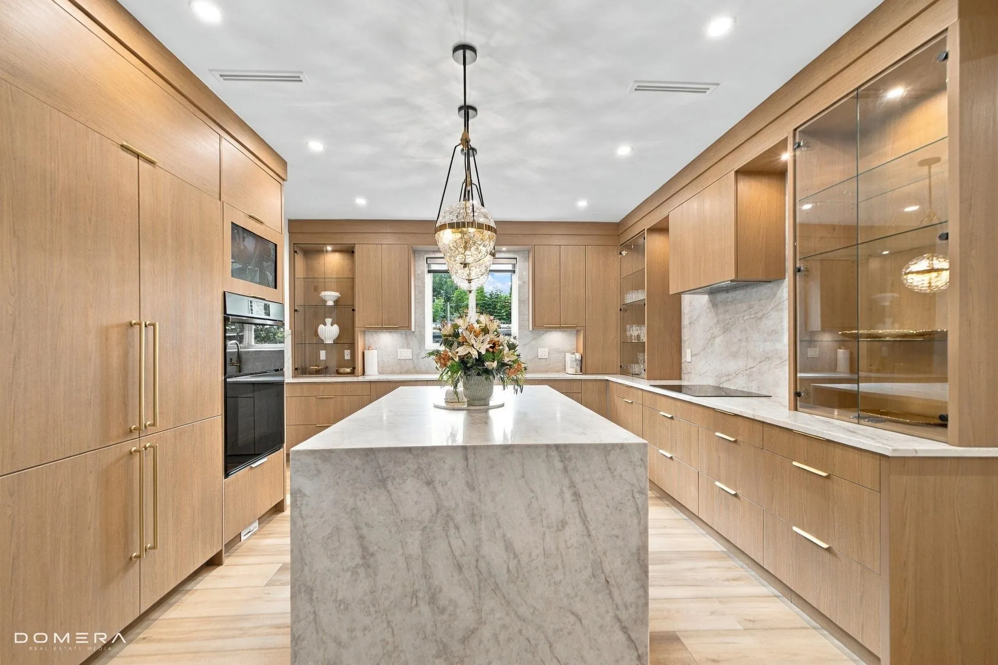 2118 Oakridge Crescent