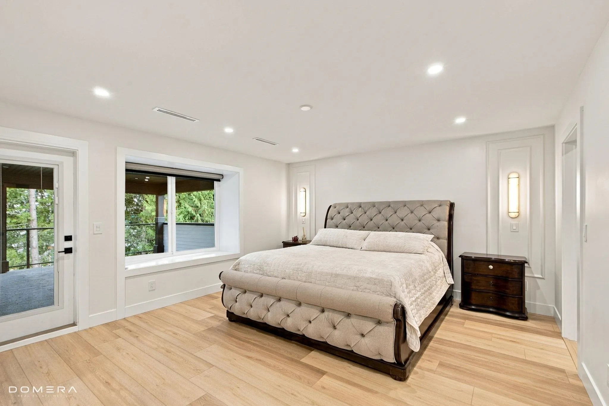 2118 Oakridge Crescent
