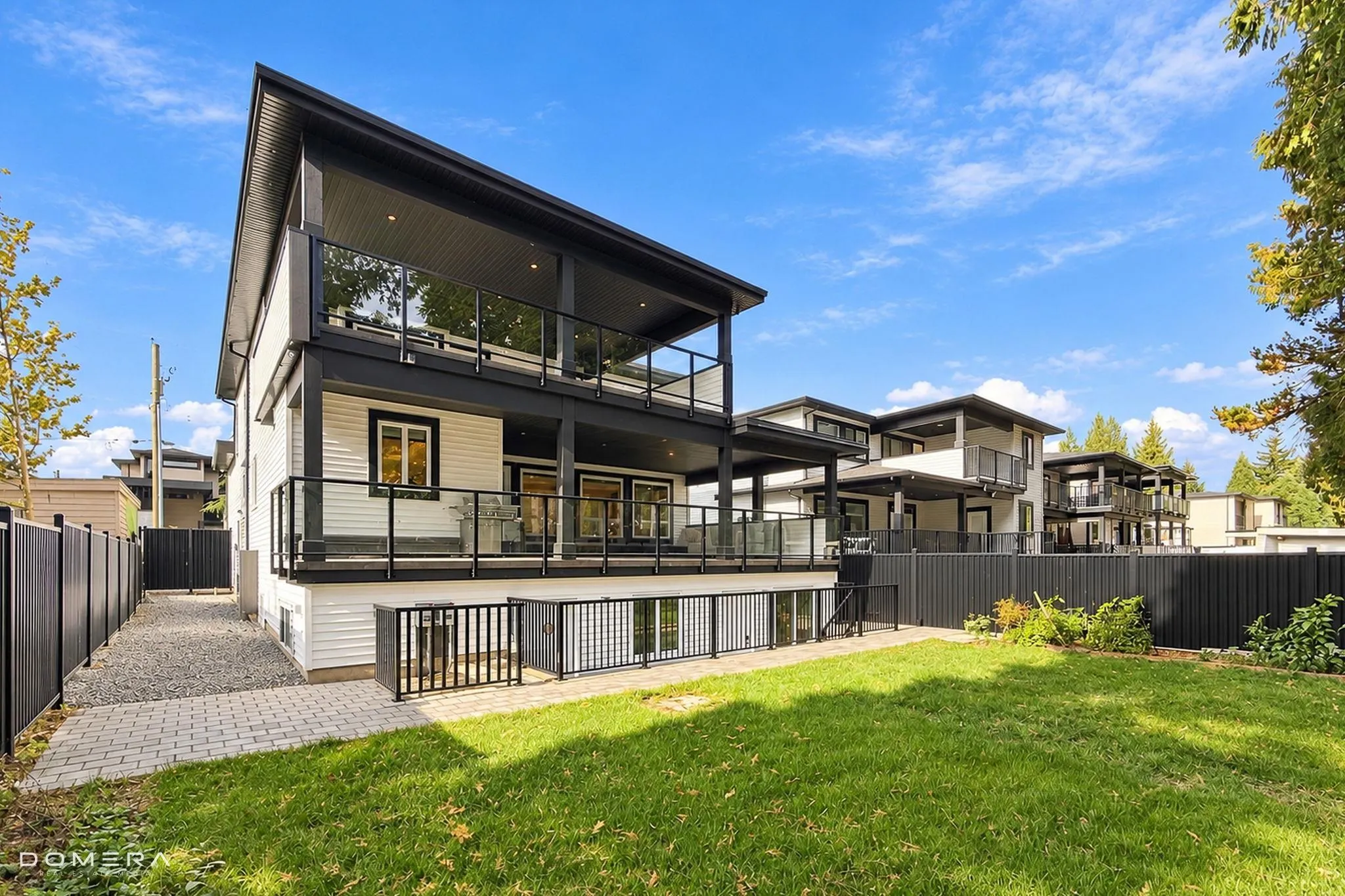 2118 Oakridge Crescent