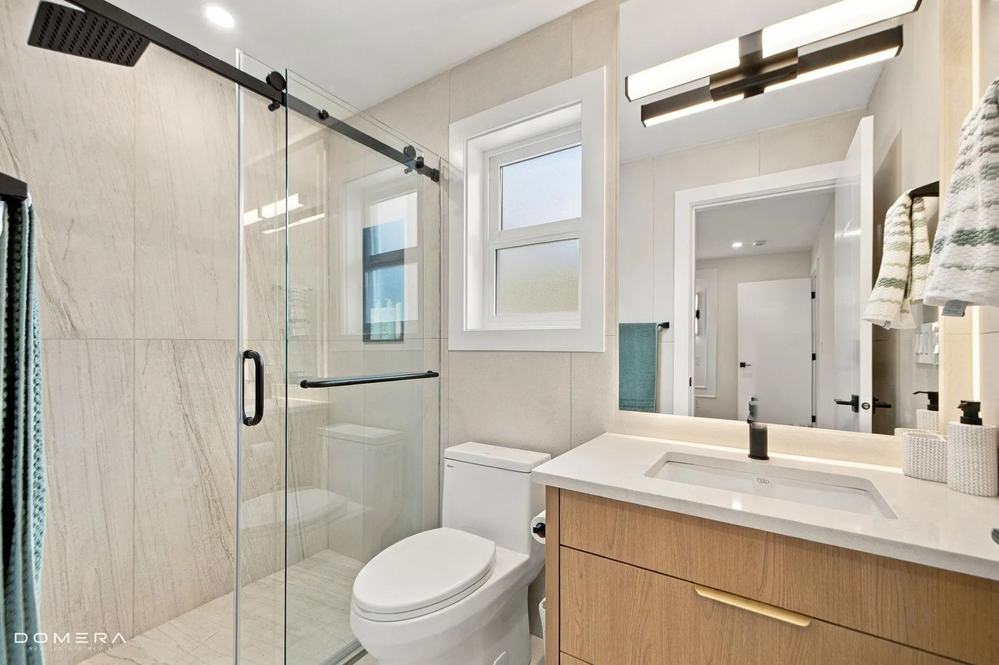 2118 Oakridge Crescent
