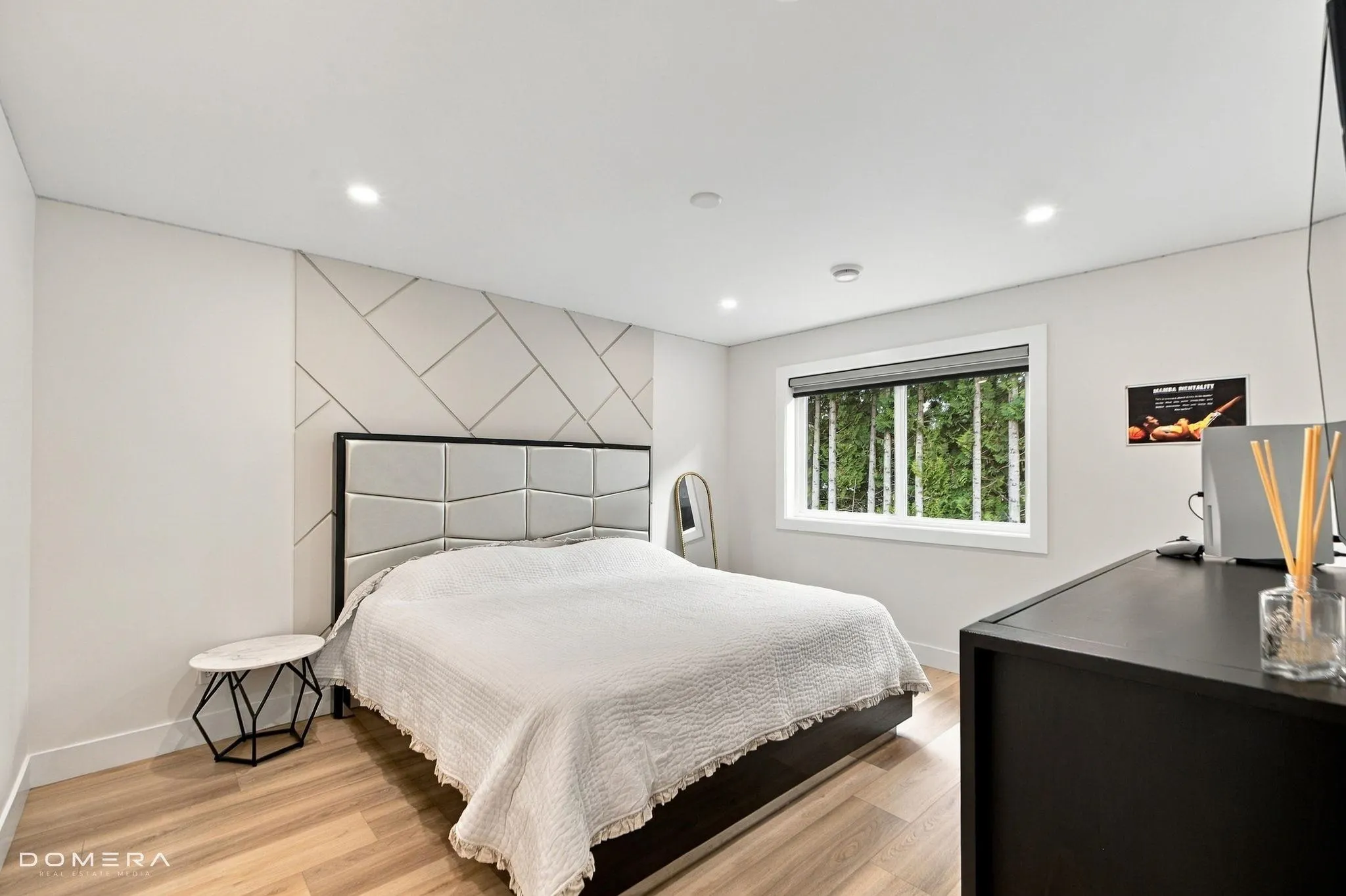 2118 Oakridge Crescent