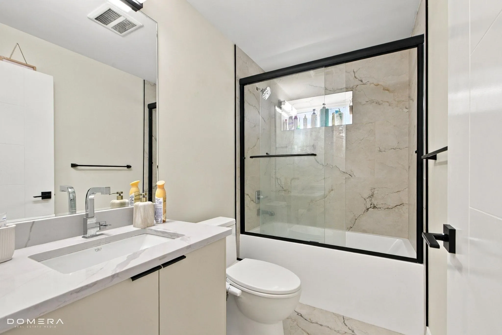 2118 Oakridge Crescent