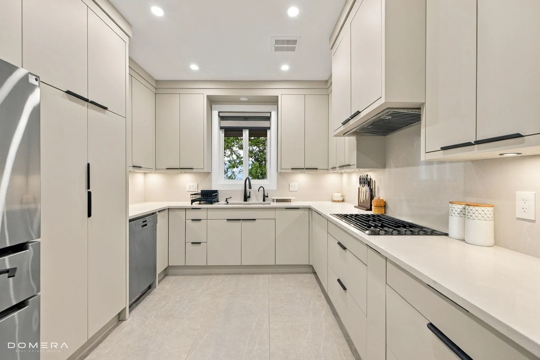 2118 Oakridge Crescent