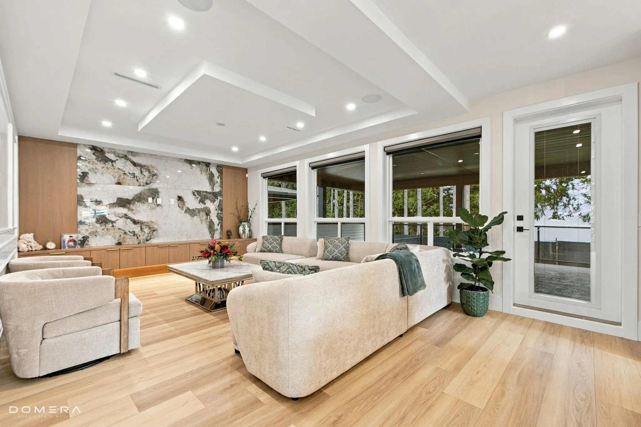 2118 Oakridge Crescent