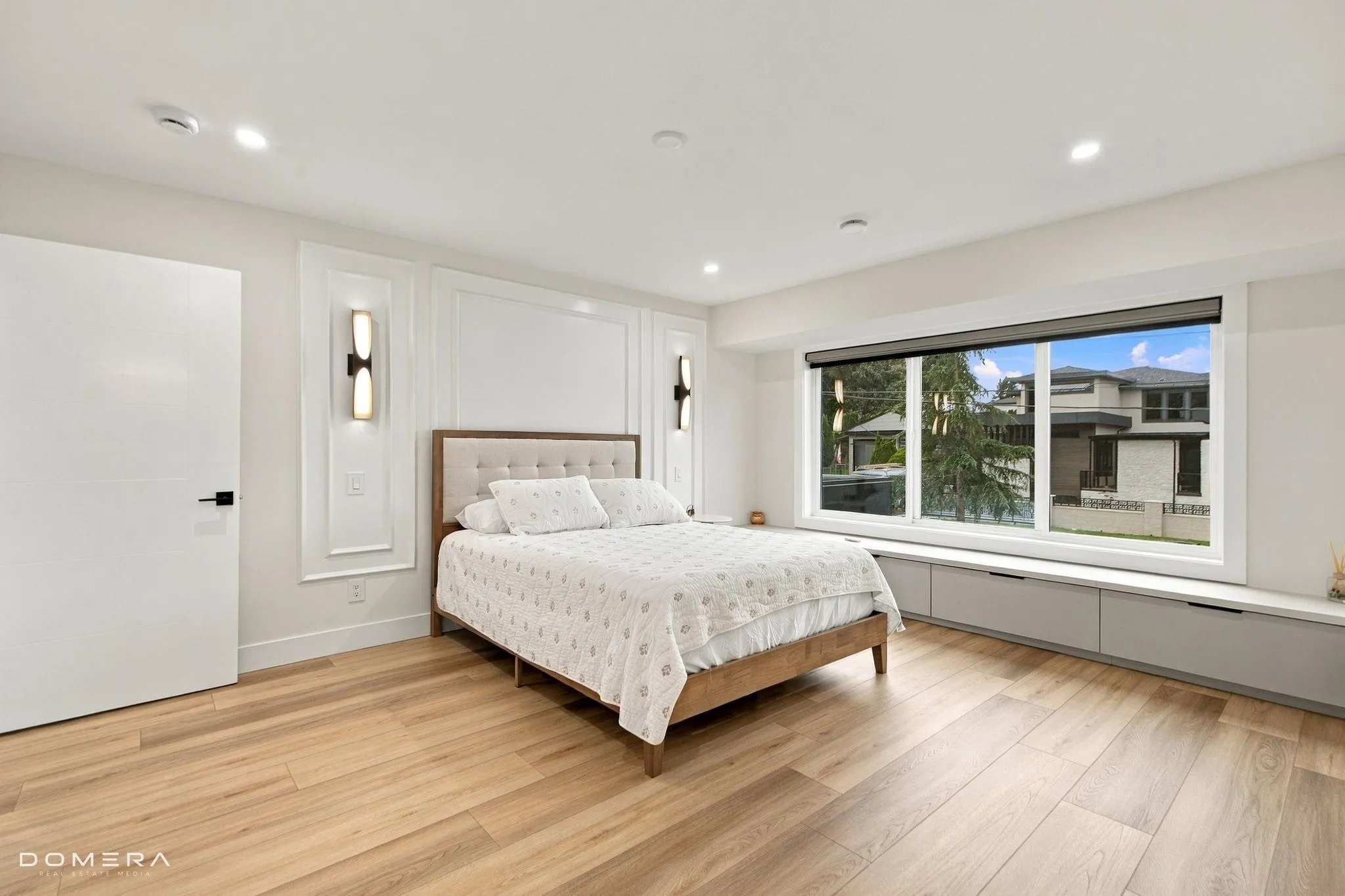 2118 Oakridge Crescent