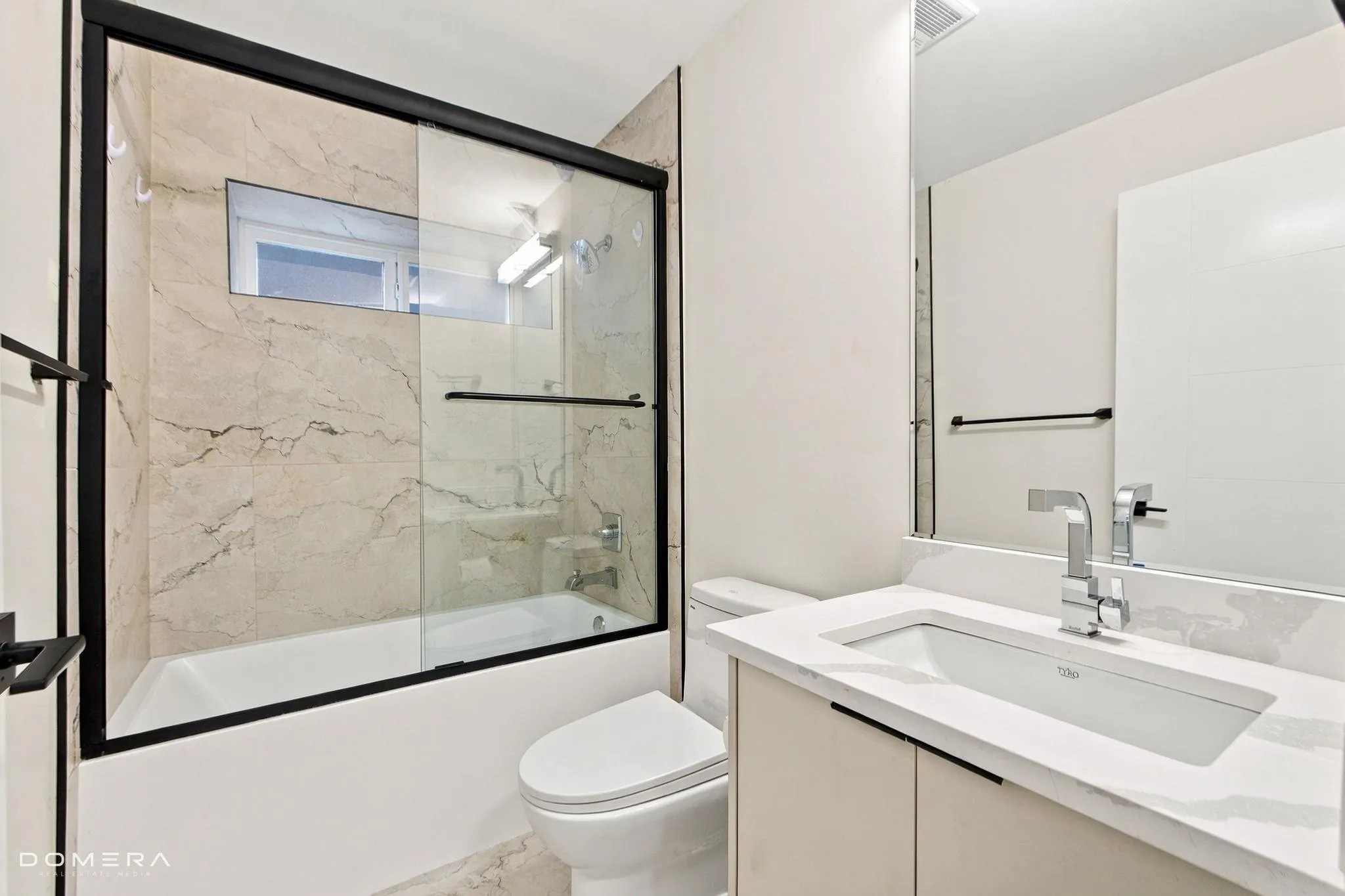 2118 Oakridge Crescent