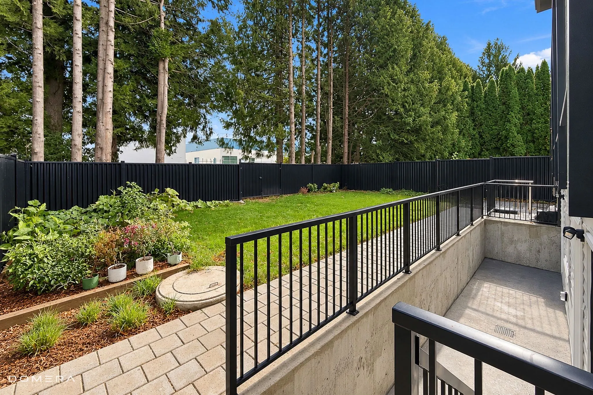 2118 Oakridge Crescent