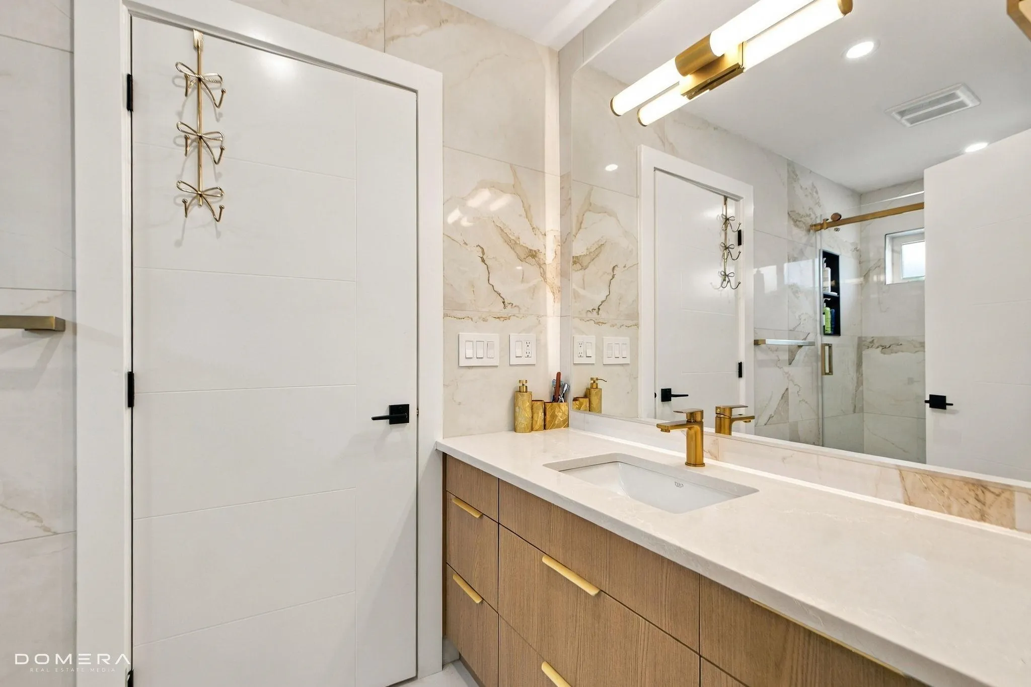 2118 Oakridge Crescent