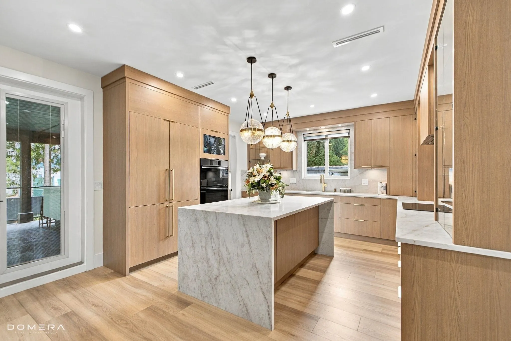 2118 Oakridge Crescent