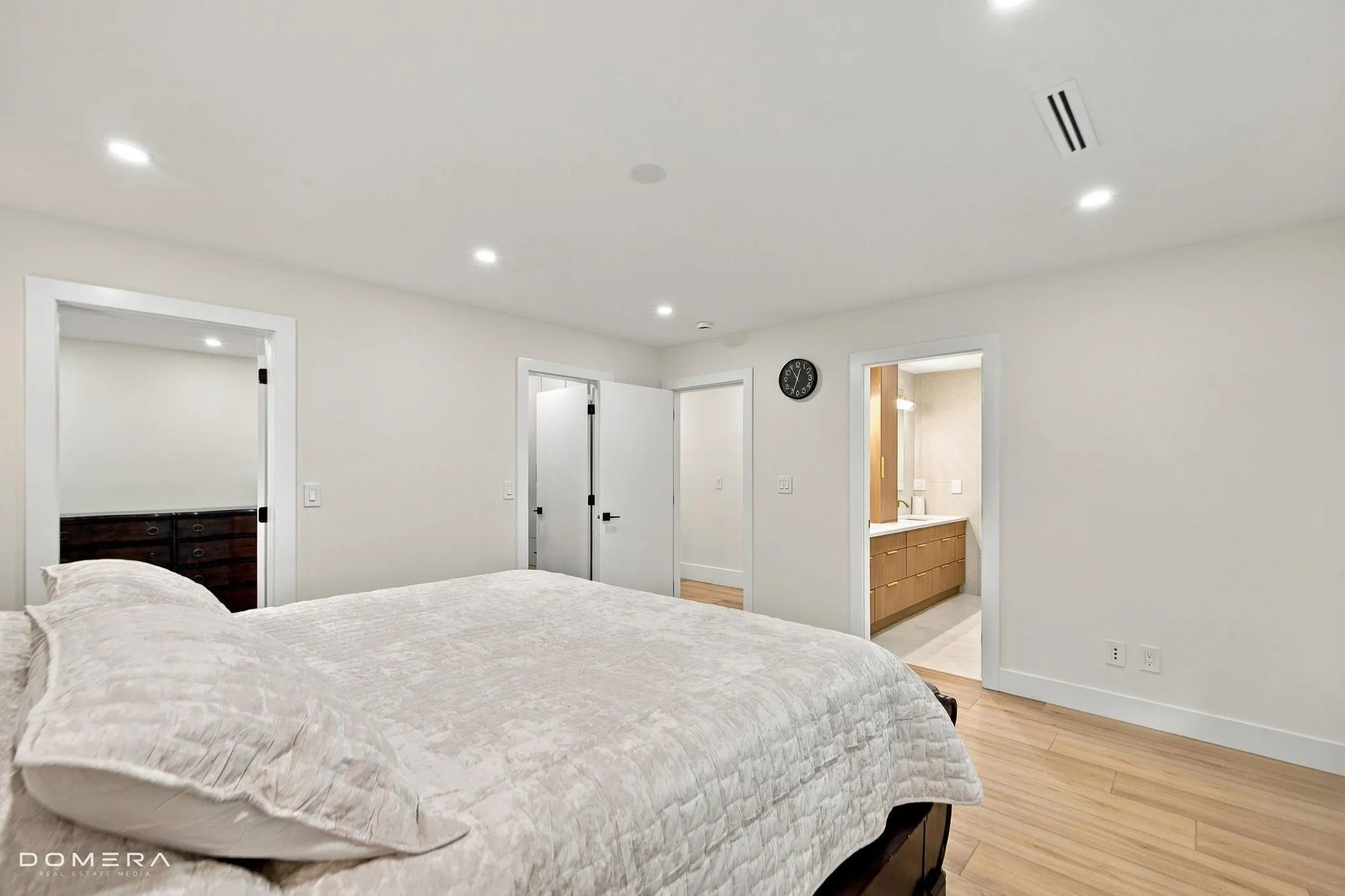2118 Oakridge Crescent