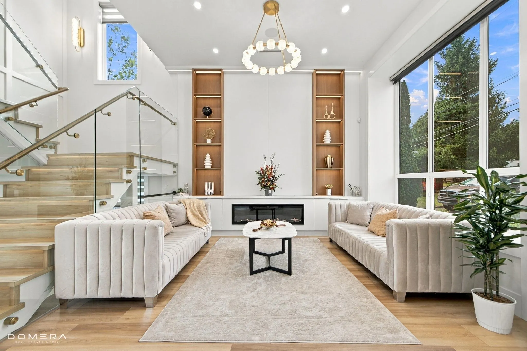 2118 Oakridge Crescent