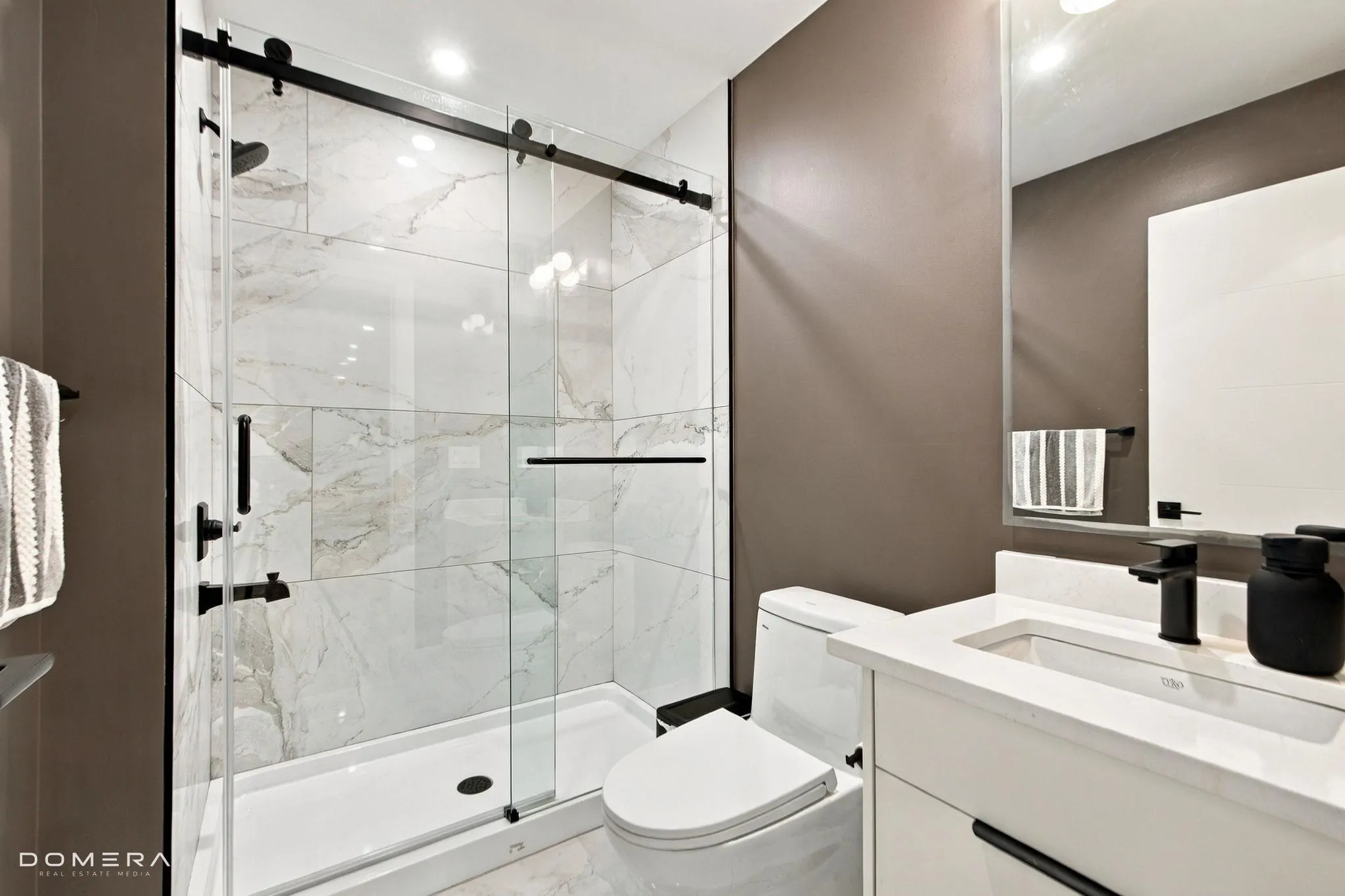 2118 Oakridge Crescent