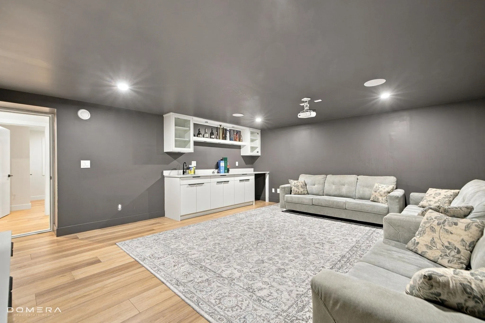 2118 Oakridge Crescent