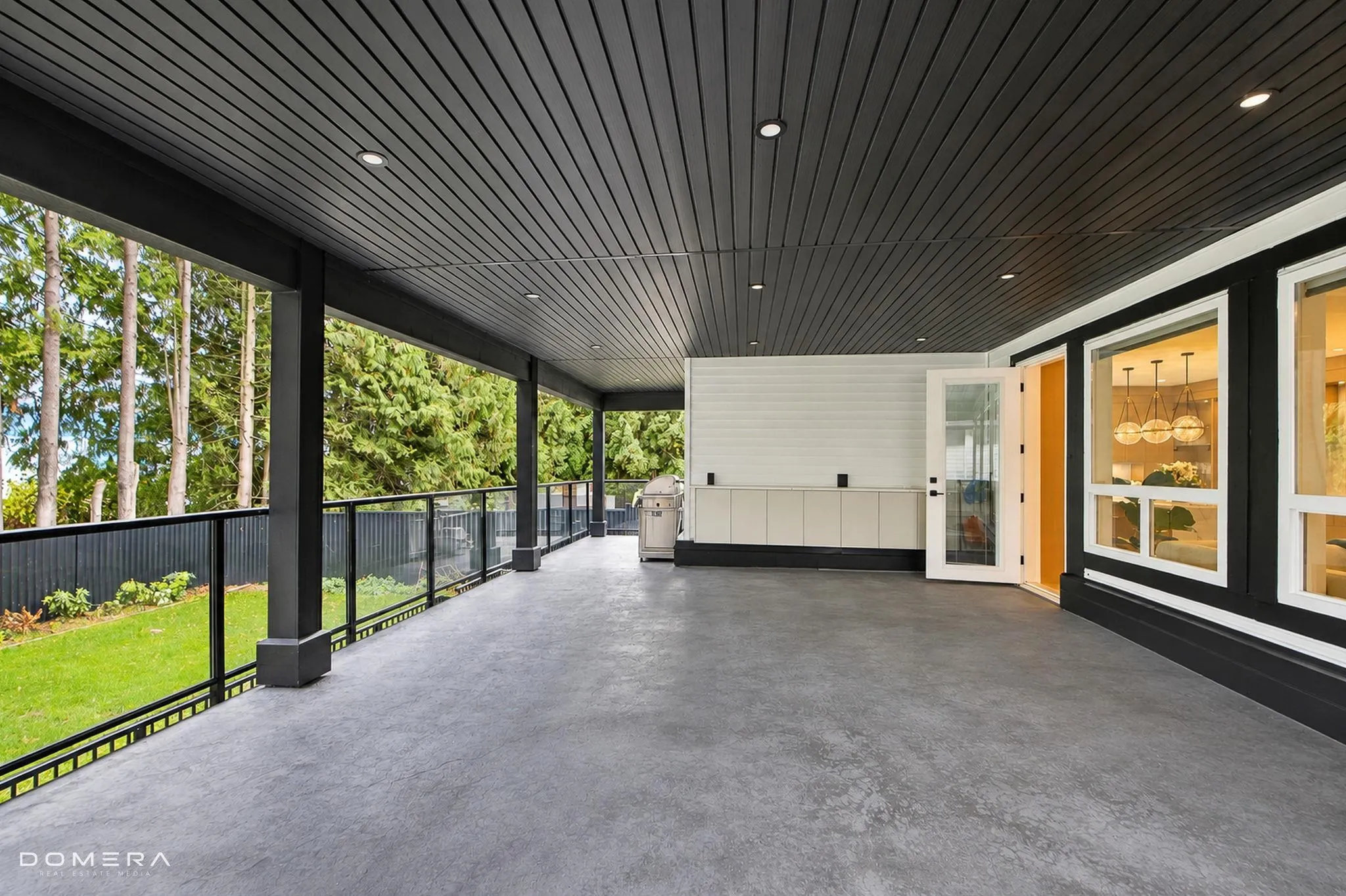 2118 Oakridge Crescent