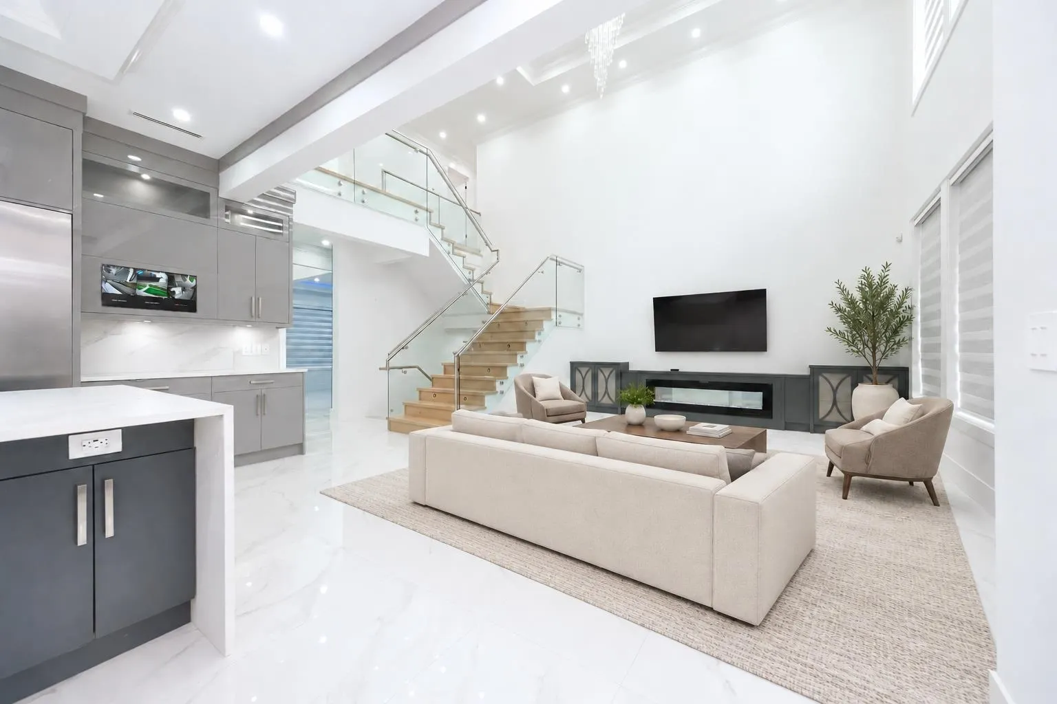 1100 Como Lake Avenue