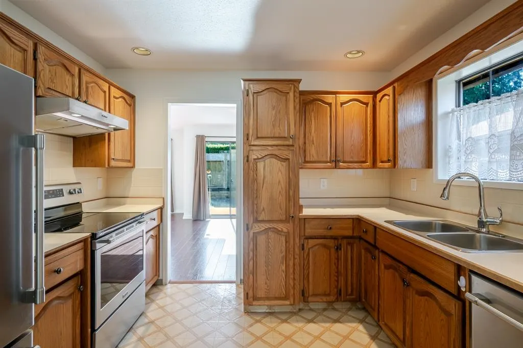 14988 Southmere Close